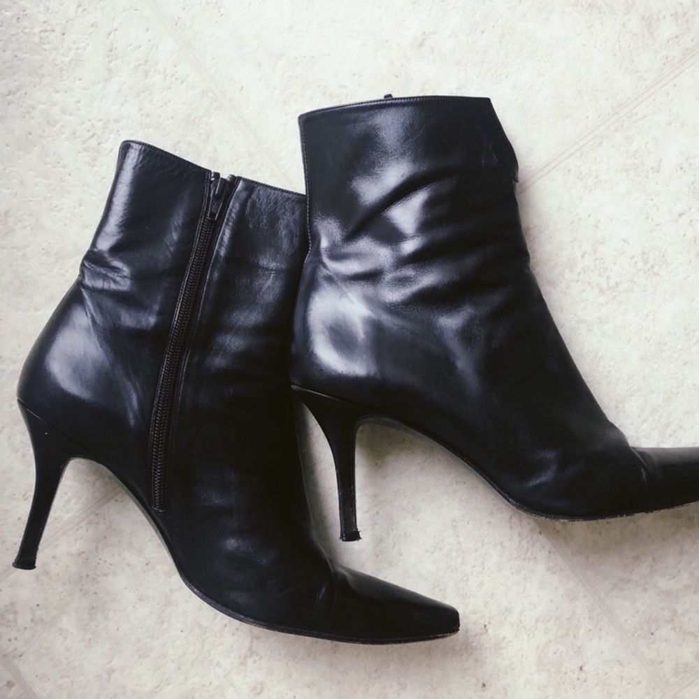 Stuart weitzman pointy toe black bootie heel